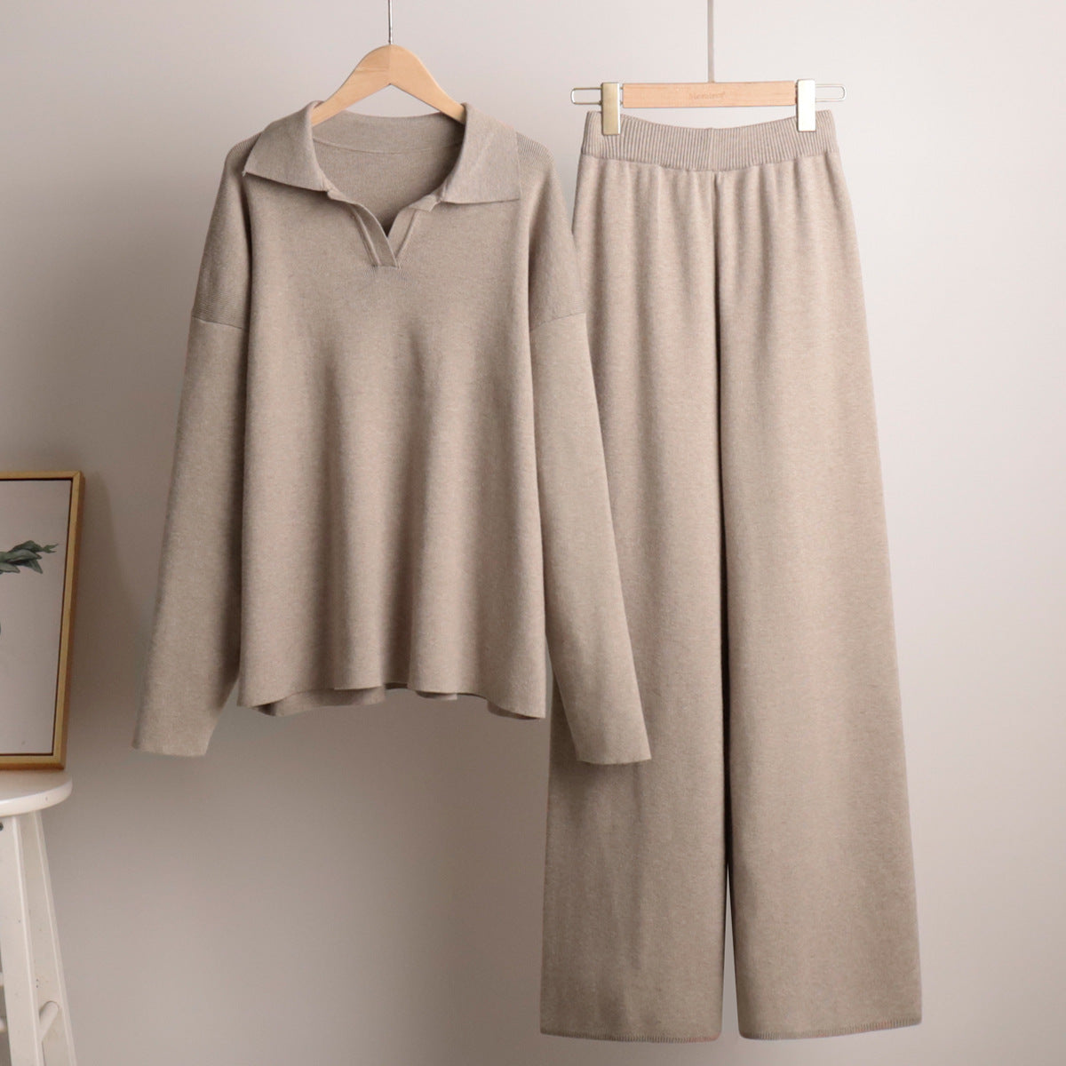 Conjunto de dos piezas de camiseta y pantalones de manga larga de punto con cuello polo informal para mujer