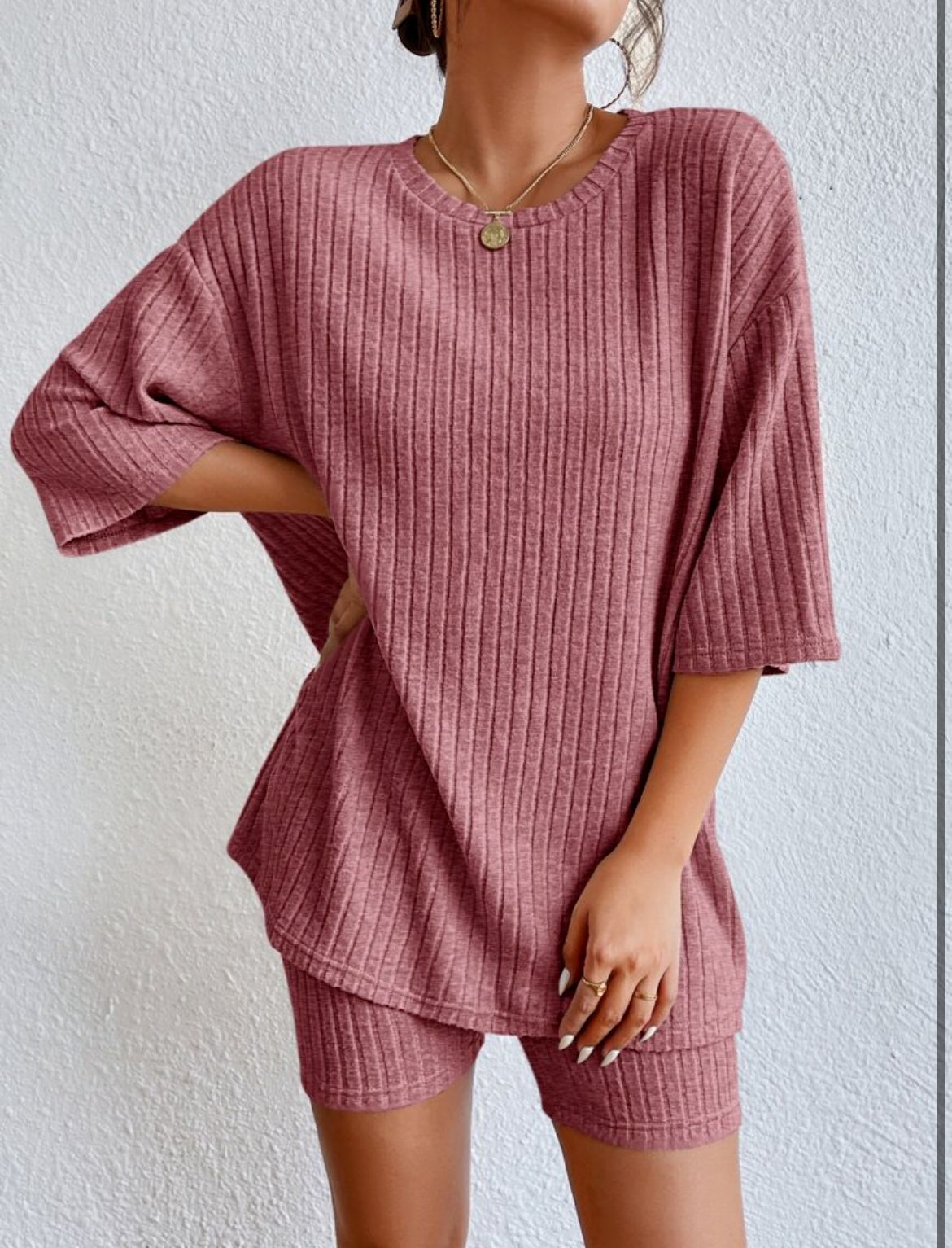 Conjunto de dos piezas de top y pantalones cortos de manga corta de punto acanalado de color liso informal para mujer