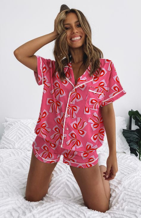 Conjunto de pijama informal de moda para mujer con lazo y estampado de fresas, solapa, manga corta, pantalones cortos holgados
