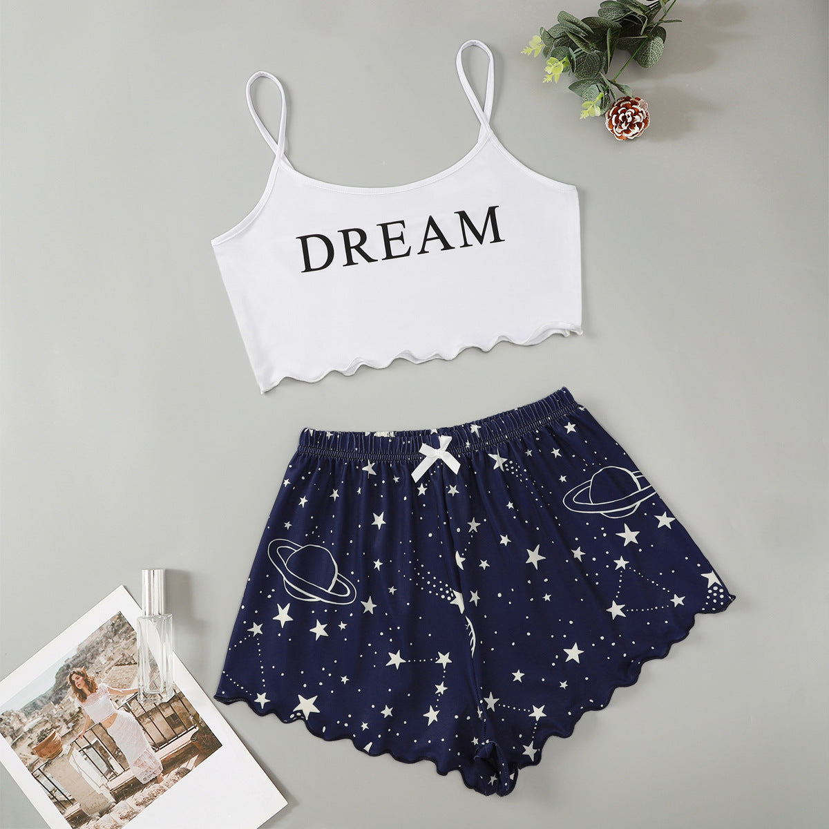 Conjunto de pijama informal atrevido con top corto sin mangas y pantalones cortos para mujer