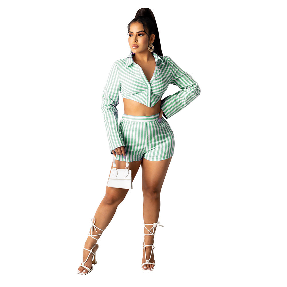 Conjunto de dos piezas de camiseta y pantalones cortos a rayas informales para mujer