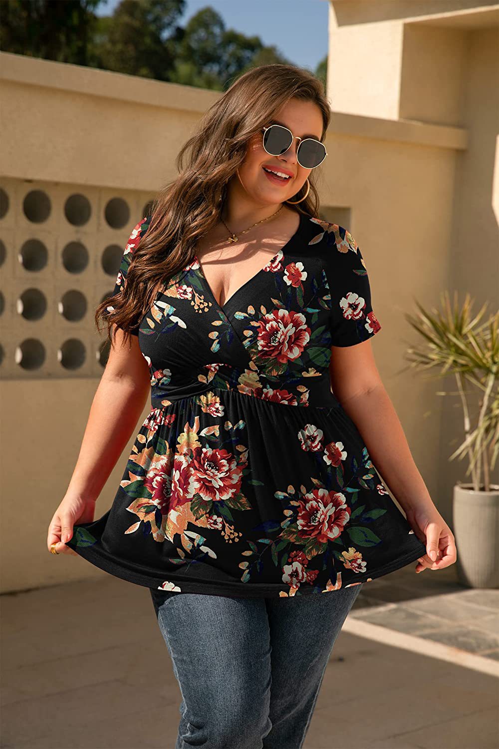 Blusa informal de verano con cuello en V y manga corta con estampado floral para mujer, talla grande