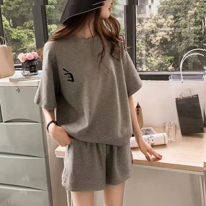 Conjunto de 2 piezas de camiseta de manga corta con cuello redondo, pantalones cortos y cintura definida, estampado de color liso y holgado para mujer