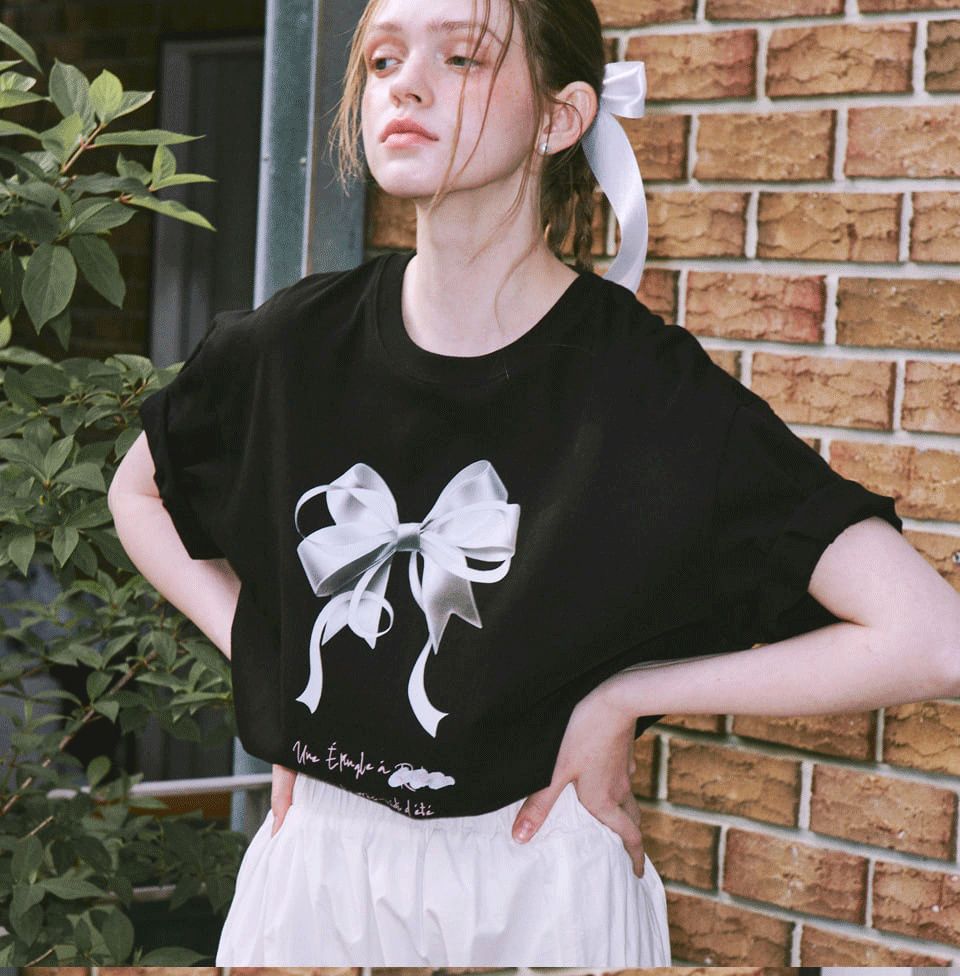 Camiseta informal de manga corta con cuello redondo y estampado de lazo de color liso para mujer