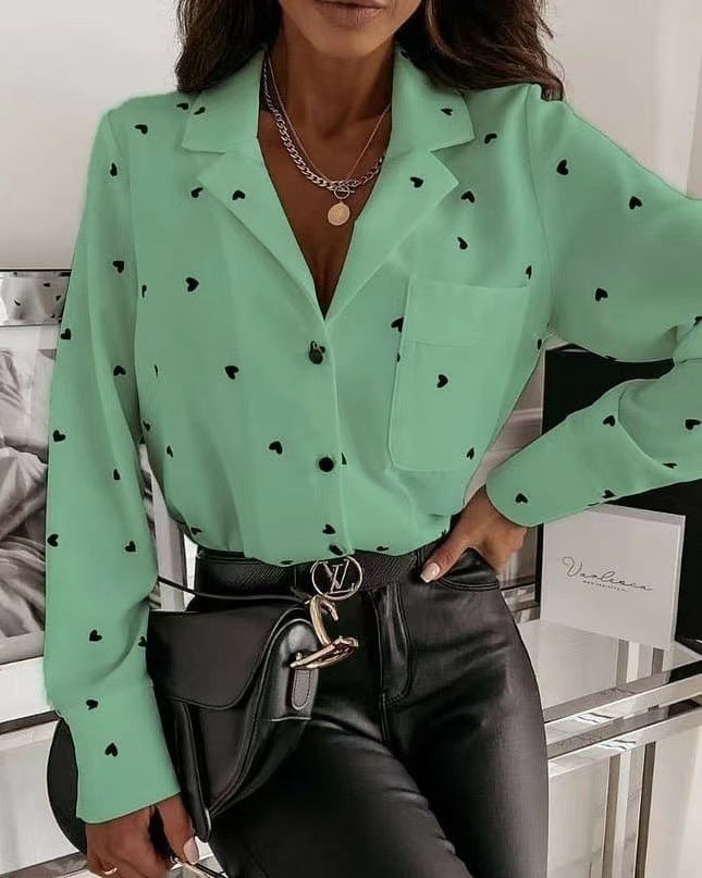 Camisa informal holgada de manga larga con cuello en V y estampado de corazón para mujer