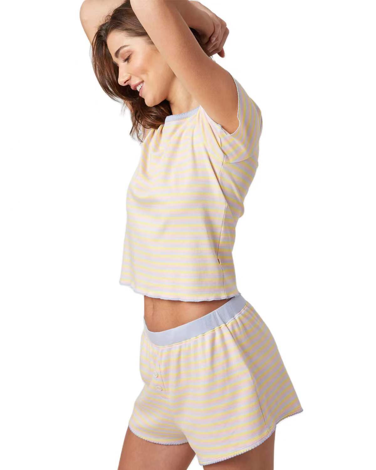 Conjunto de pijama de dos piezas con camiseta estampada informal y pantalones cortos holgados para mujer