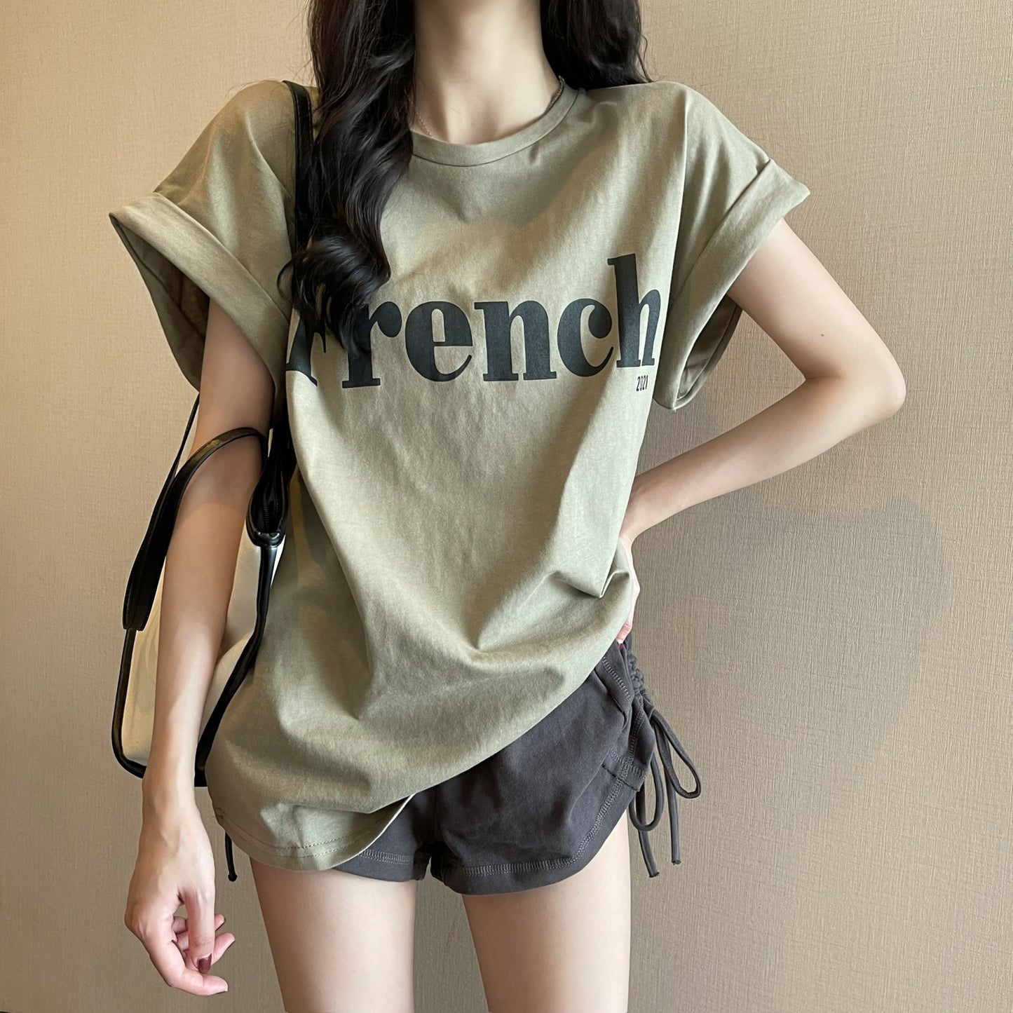 Camiseta informal de manga corta con cuello redondo y estampado del alfabeto para mujer