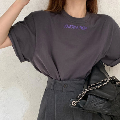 Camiseta informal de manga corta con cuello redondo y estampado de letras en color liso para mujer