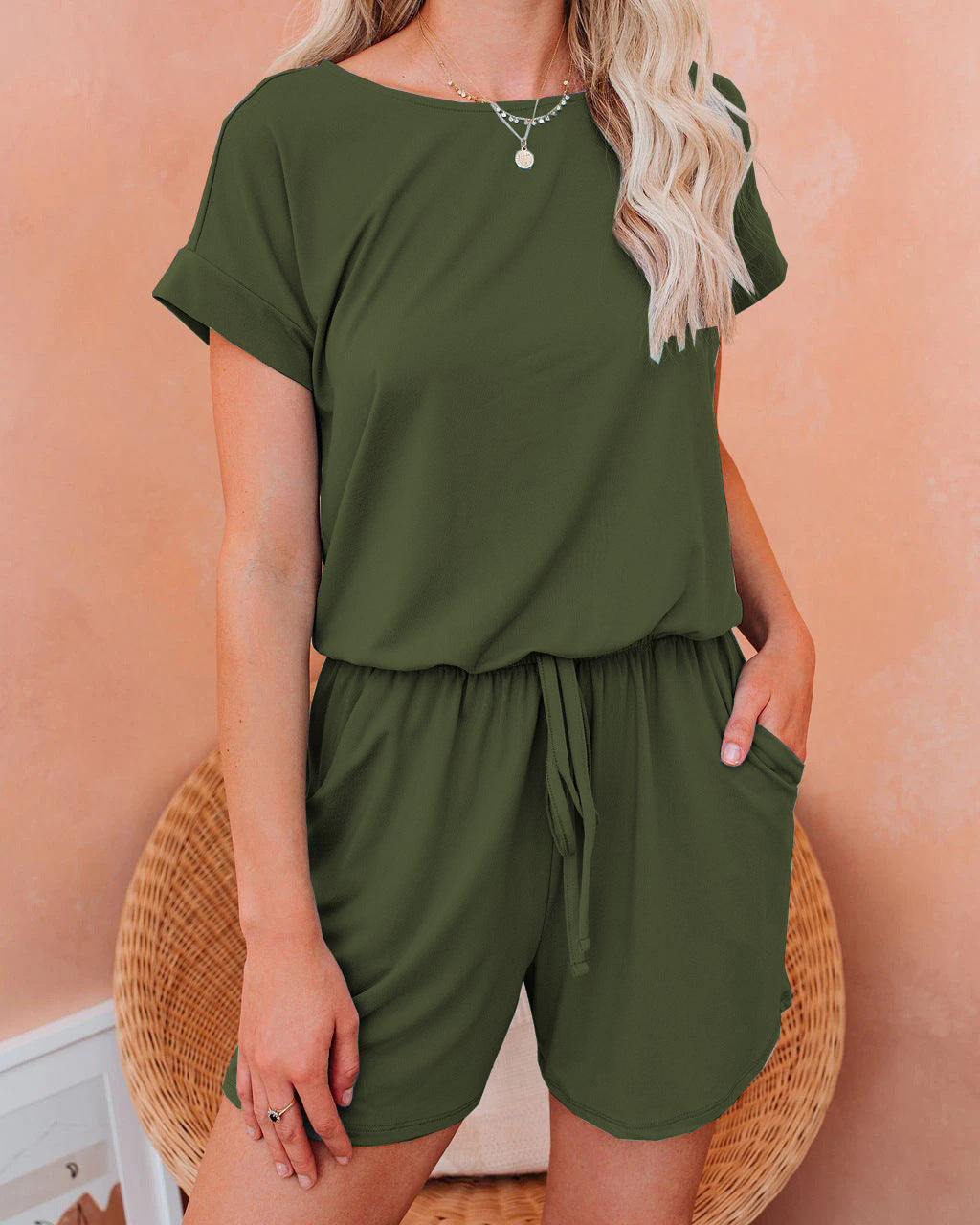 Conjunto de dos piezas formado por top y pantalón corto, manga corta y color liso, informal, a la moda para mujer
