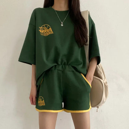 Conjunto de dos piezas de camiseta de manga corta con estampado informal y pantalones cortos holgados para mujer