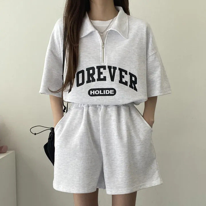 Conjunto de dos piezas de camiseta de manga corta con solapa y cremallera y estampado de letras para mujer