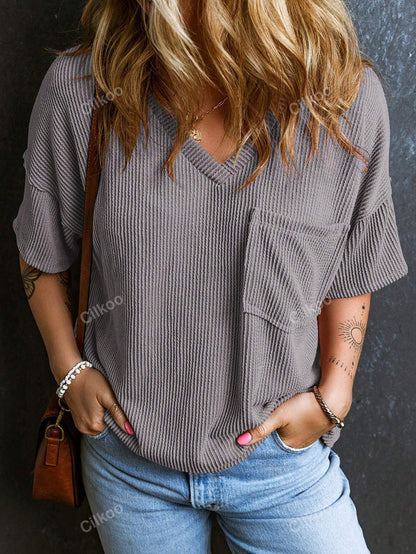 Camiseta informal de manga corta con cuello en V y bolsillo con hilo de color liso para mujer