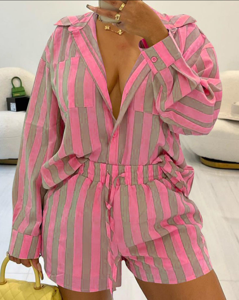 Conjunto holgado de dos piezas con camisa y pantalones cortos con estampado de rayas para mujer