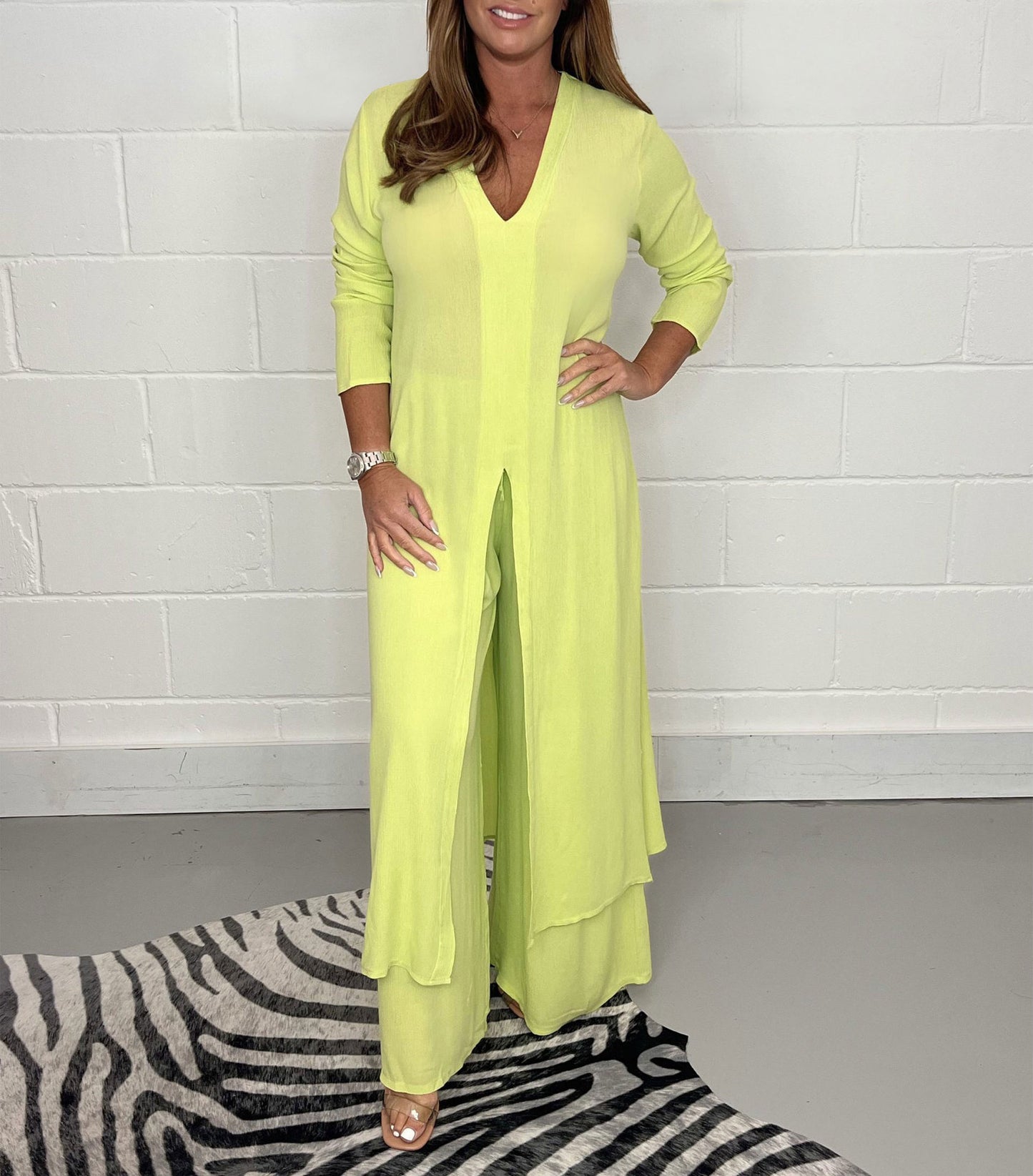 Conjunto de dos piezas de pantalón ancho y top con abertura y escote en V informal de color liso para mujer