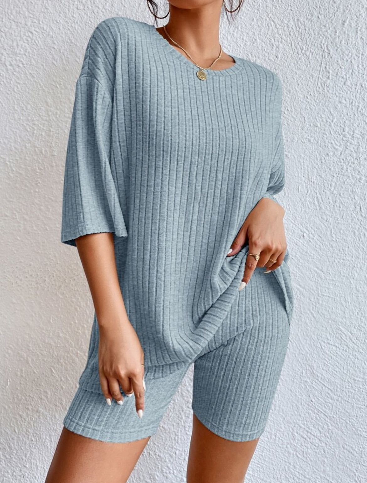 Conjunto de dos piezas de top y pantalones cortos de manga corta de punto acanalado de color liso informal para mujer