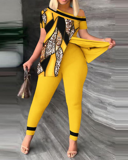 Conjunto de dos piezas con top y pantalones ajustados y escote barco con estampado de leopardo para mujer
