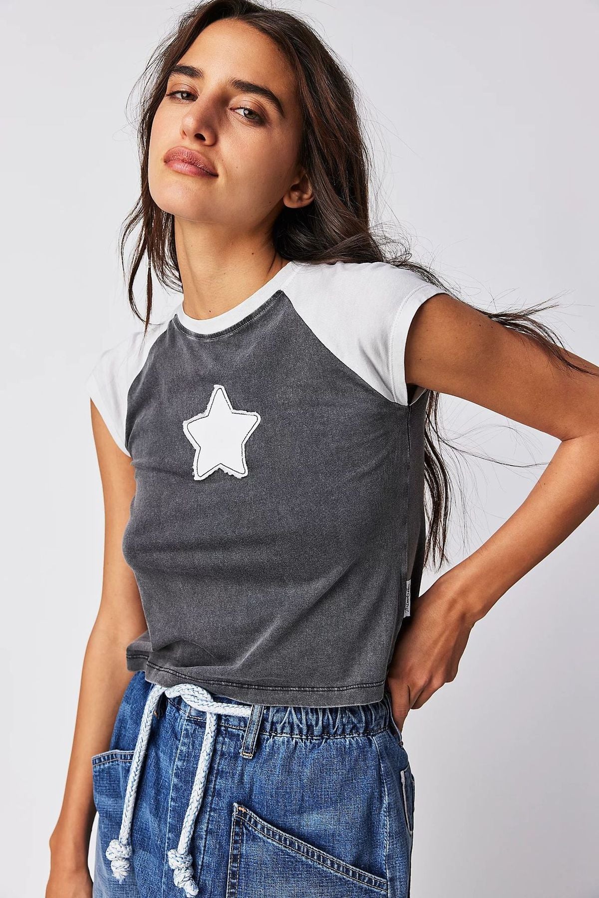 Camiseta informal de manga corta con cuello redondo y costuras de estrella de cinco puntas para mujer