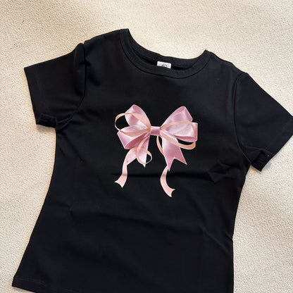 Camiseta informal de manga corta con cuello redondo y estampado de lazo de color liso para mujer
