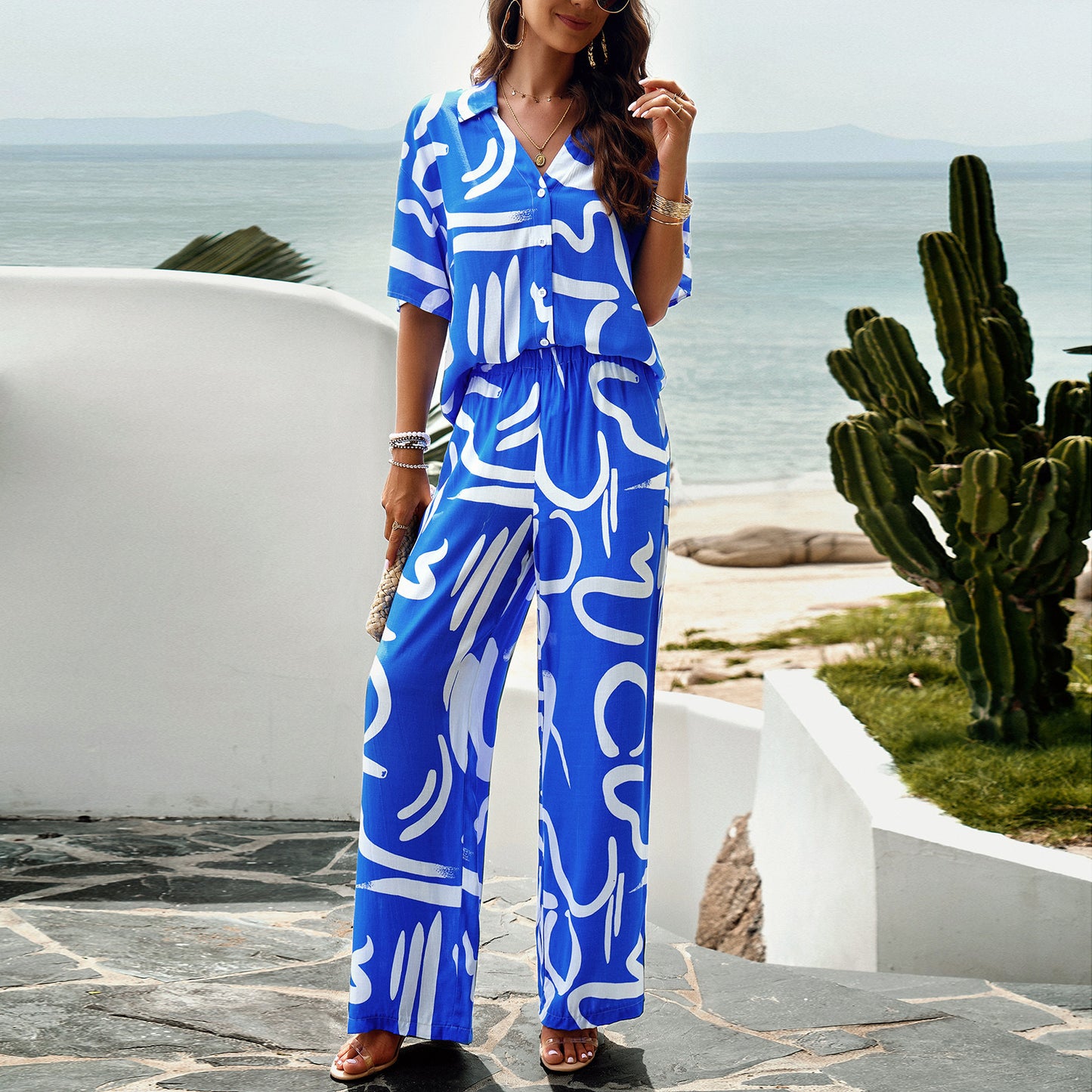 Conjunto de dos piezas formado por camisa y pantalón de manga corta, con solapa y estampado geométrico informal para mujer