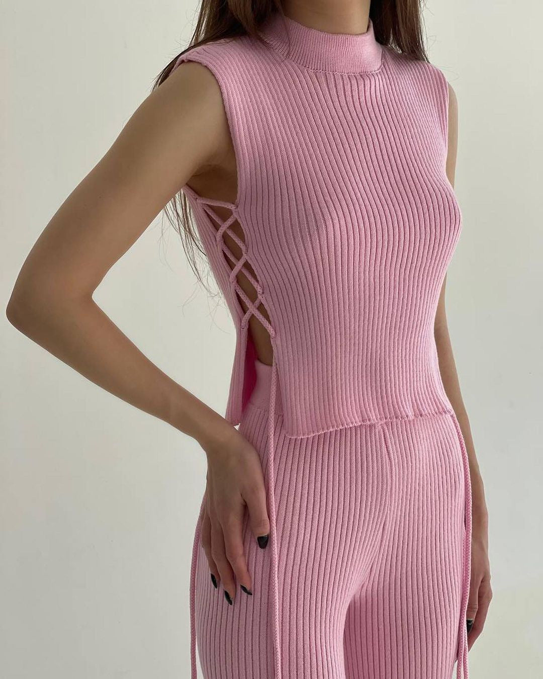 Conjunto de 2 piezas de top de punto sin mangas con cordones y pantalones casuales de cintura alta de color sólido para mujer