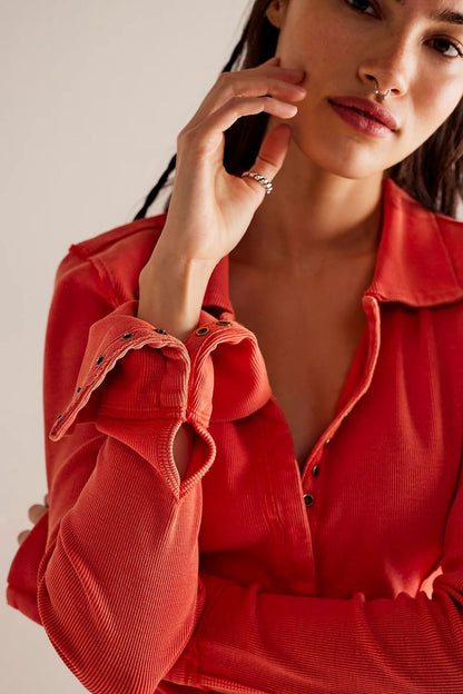 Blusa informal de manga larga entallada con solapa y botonadura sencilla para mujer
