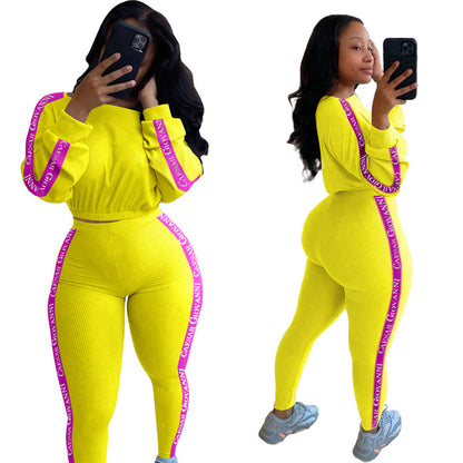 Conjunto deportivo informal para mujer con top corto de punto acanalado con estampado de letras y pantalones ajustados con bloques de color