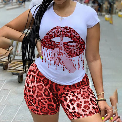 Conjunto de dos piezas de top y pantalones cortos de leopardo con cuello redondo y mangas cortas con estampado de labios para mujer de talla grande