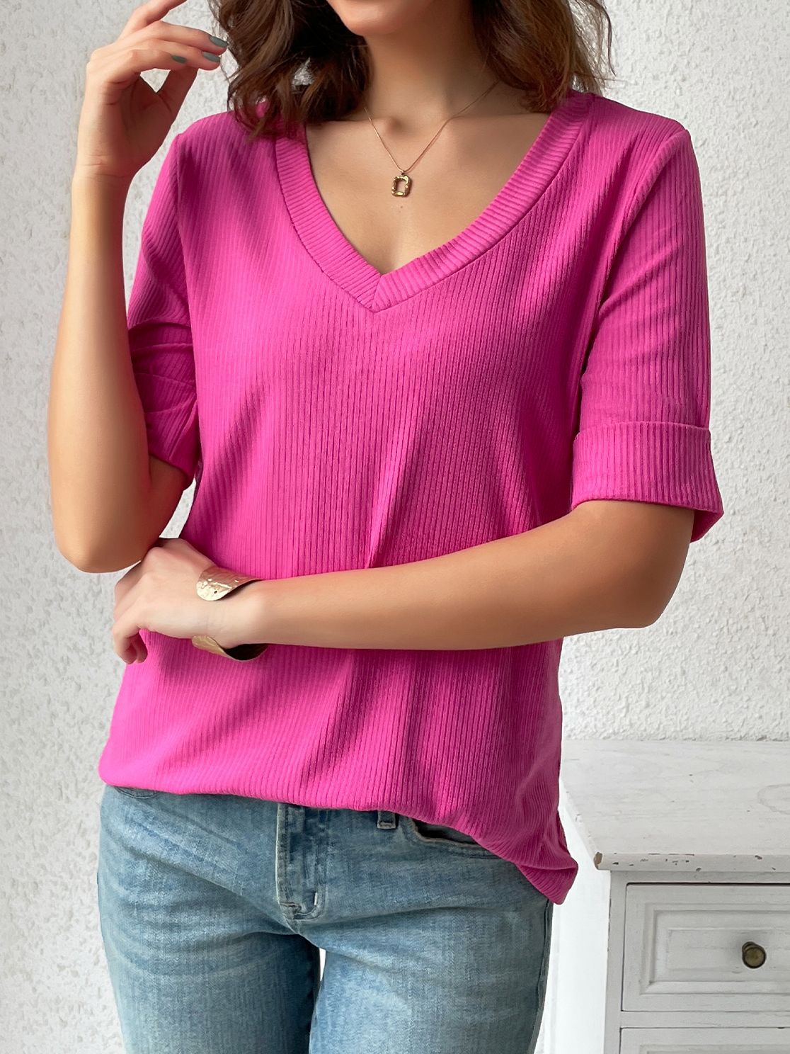 Camiseta informal de color liso con cuello en V y rosca para mujer