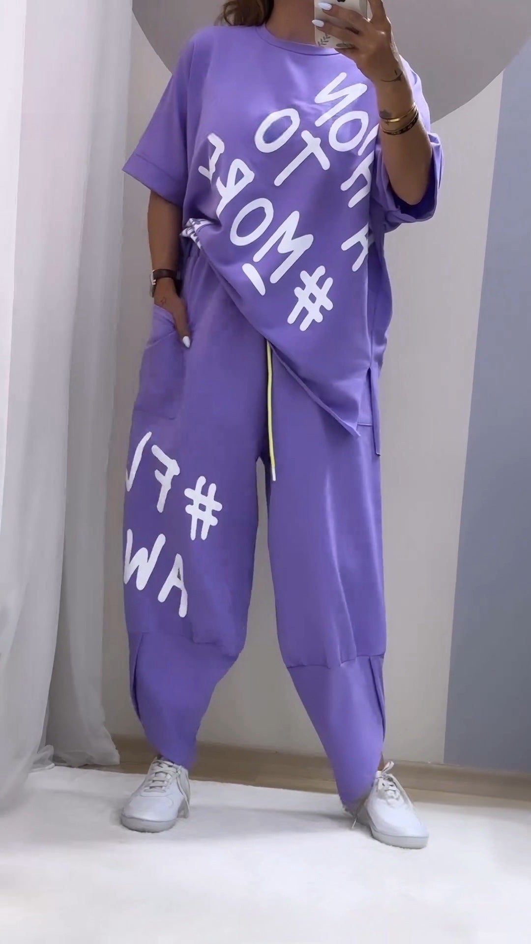Conjunto de dos piezas de top y pantalón de manga corta con cuello redondo y estampado de letras para mujer