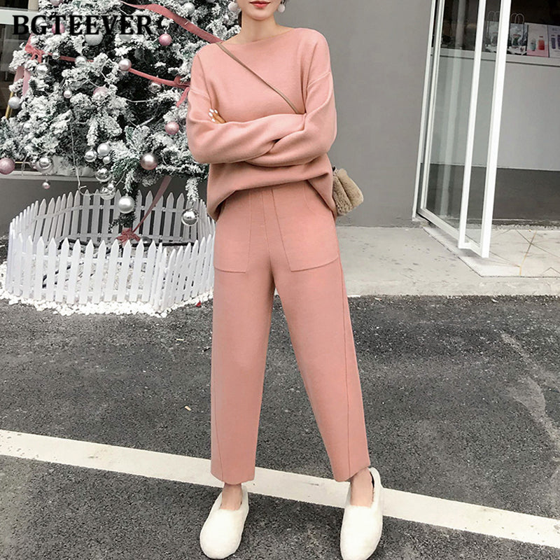 Conjunto de dos piezas de top y pantalón de punto de manga larga con cuello redondo y color liso para mujer