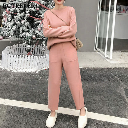 Conjunto de dos piezas de top y pantalón de punto de manga larga con cuello redondo y color liso para mujer