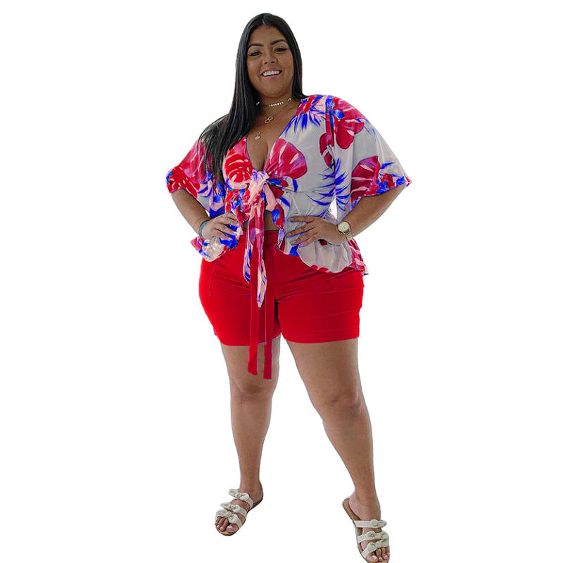 Conjunto de dos piezas de camiseta de manga corta y pantalones cortos informales con estampado de hojas de talla grande para mujer