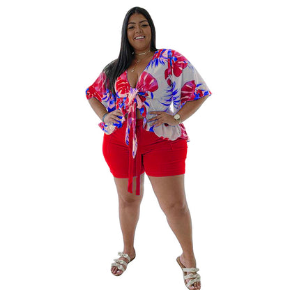 Conjunto de dos piezas de camiseta de manga corta y pantalones cortos informales con estampado de hojas de talla grande para mujer