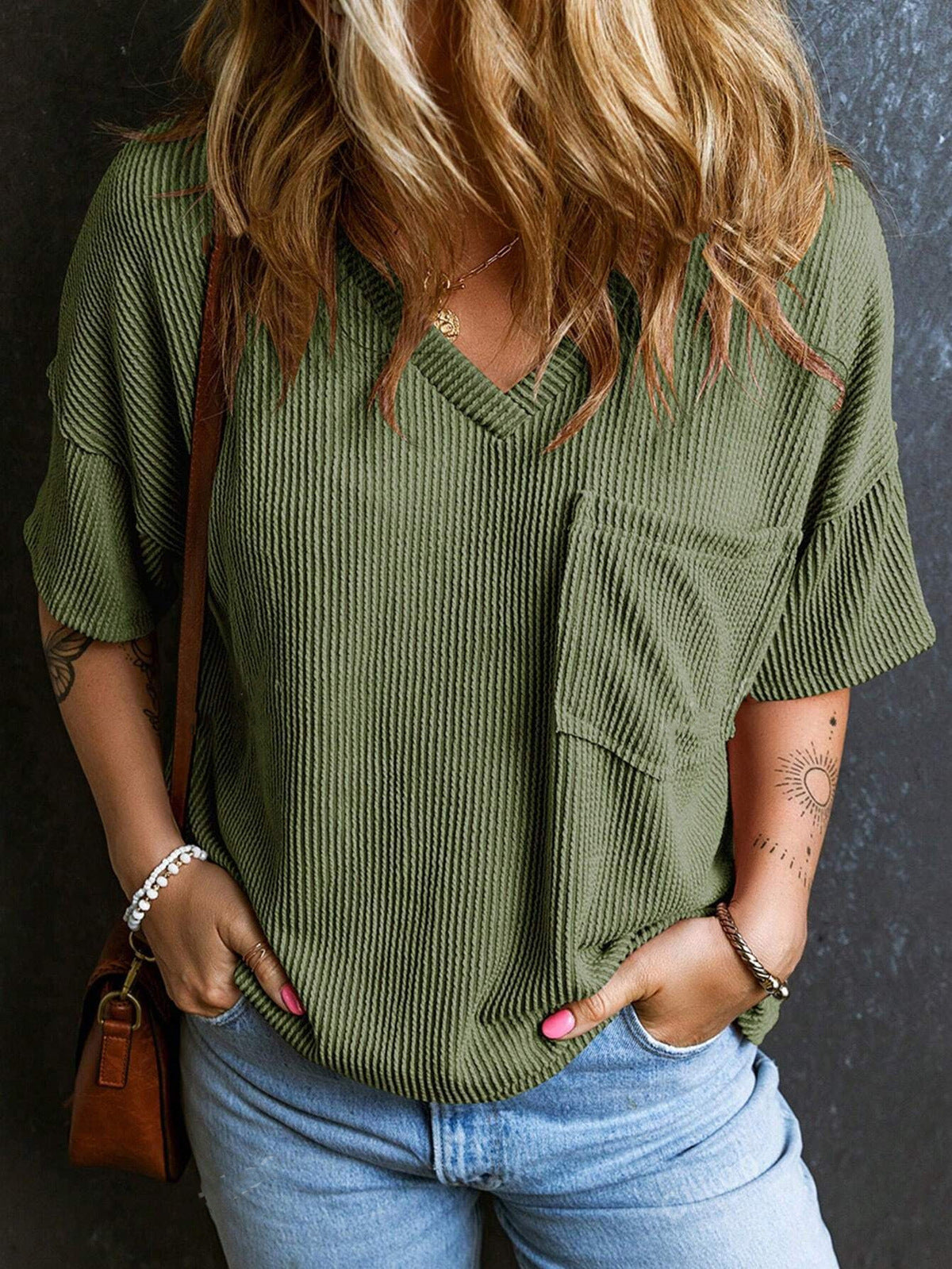 Camiseta informal de manga corta con cuello en V y bolsillo con hilo de color liso para mujer