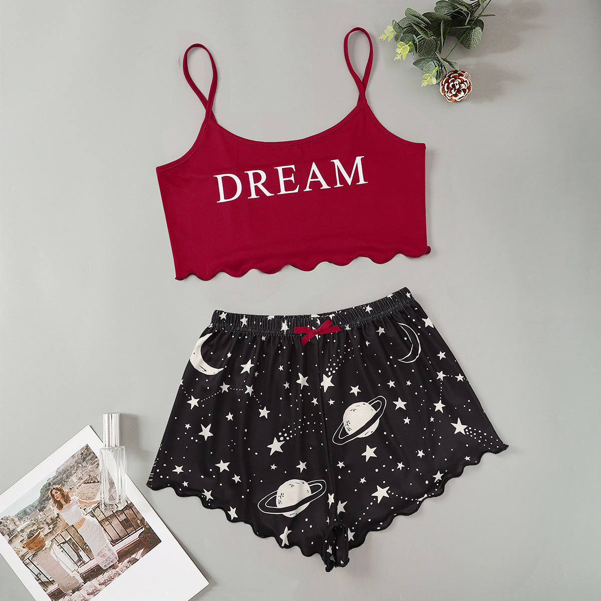 Conjunto de pijama informal atrevido con top corto sin mangas y pantalones cortos para mujer