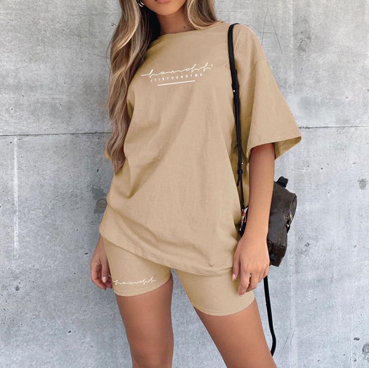 Conjunto de dos piezas de camiseta y pantalones cortos holgados con estampado de letras para mujer