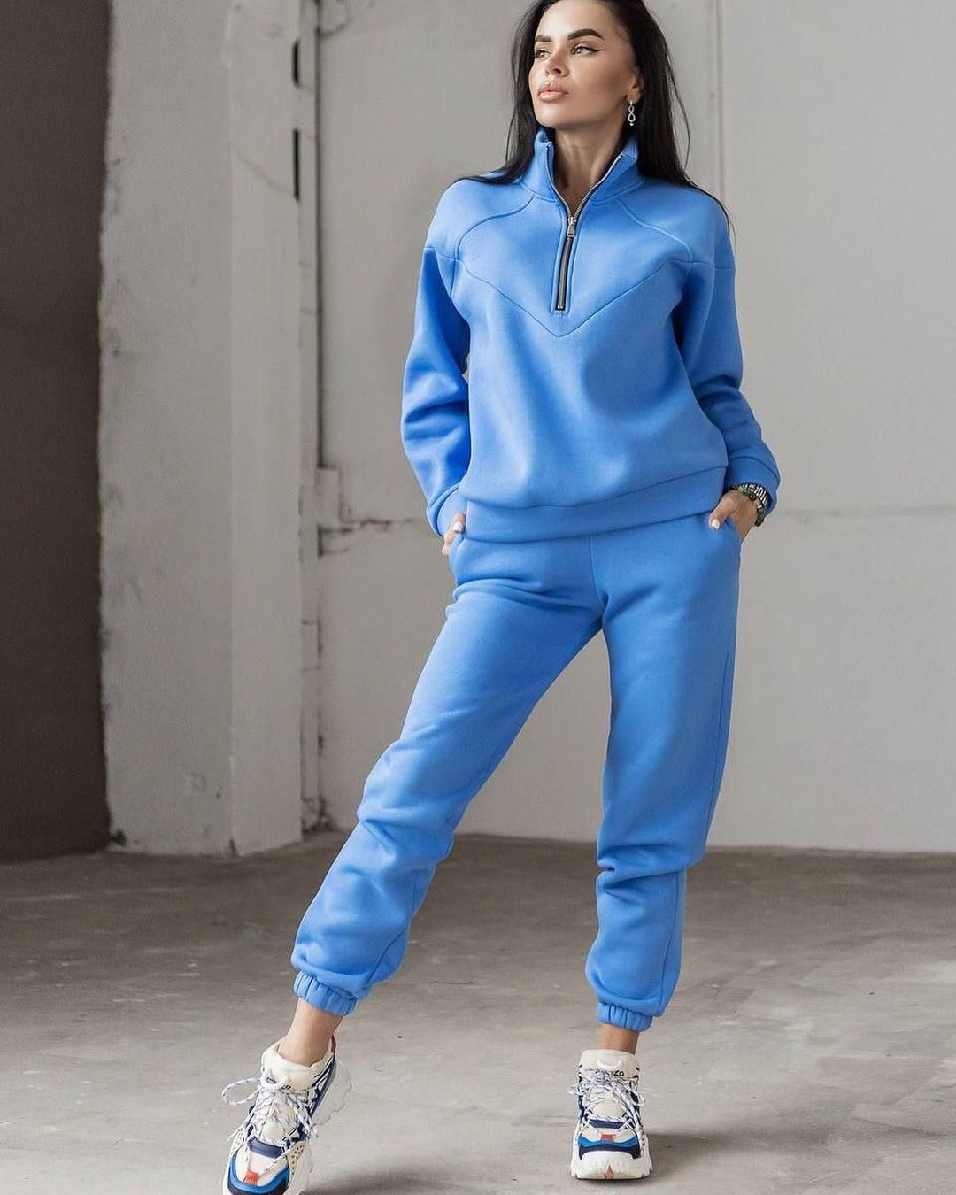 Conjunto de dos piezas de jersey deportivo informal con capucha y manga larga de color liso para mujer