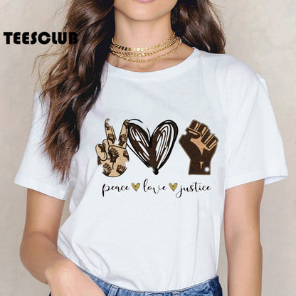Camiseta informal para mujer con texto "Paz, amor, corazón" y "Juneteenth"
