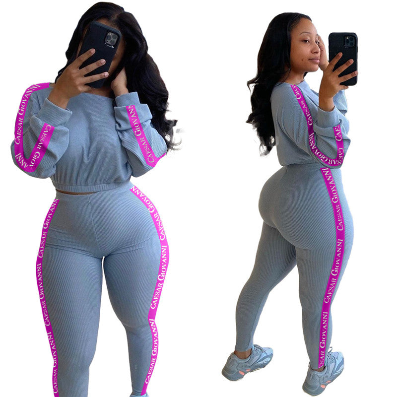 Conjunto deportivo informal para mujer con top corto de punto acanalado con estampado de letras y pantalones ajustados con bloques de color