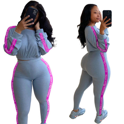 Conjunto deportivo informal para mujer con top corto de punto acanalado con estampado de letras y pantalones ajustados con bloques de color