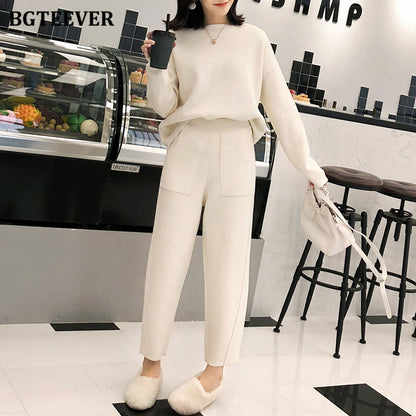 Conjunto de dos piezas de top y pantalón de punto de manga larga con cuello redondo y color liso para mujer