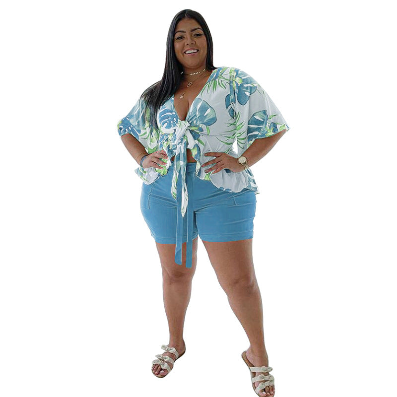 Conjunto de dos piezas de camiseta de manga corta y pantalones cortos informales con estampado de hojas de talla grande para mujer