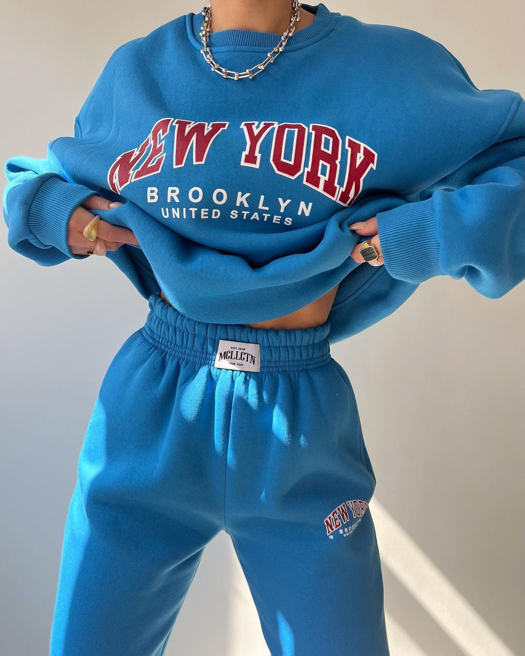 Conjunto de dos piezas de suéter y pantalones de manga larga de forro polar grueso con estampado de letras y nombre de ciudad para mujer, informal, de invierno