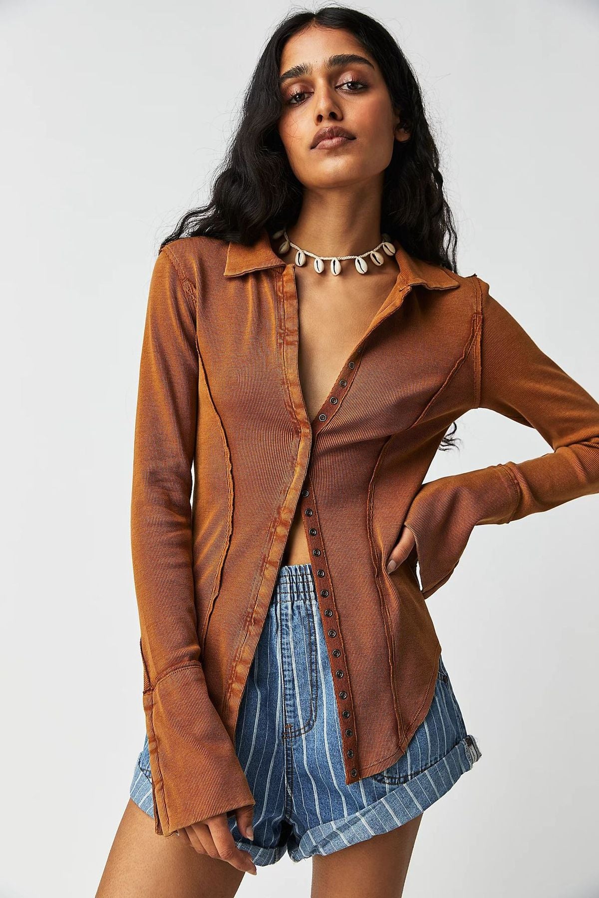 Blusa informal de manga larga entallada con solapa y botonadura sencilla para mujer