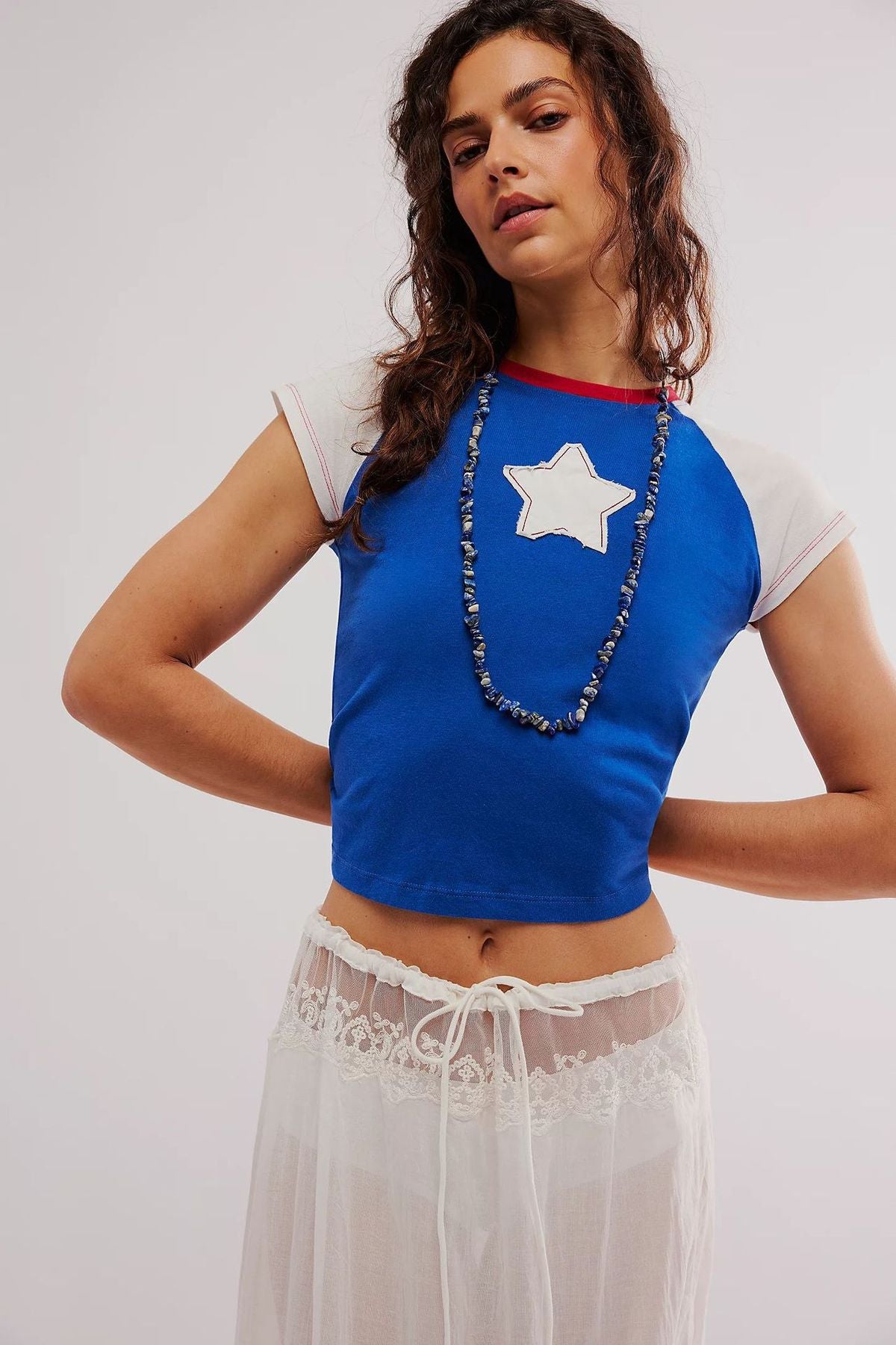 Camiseta informal de manga corta con cuello redondo y costuras de estrella de cinco puntas para mujer