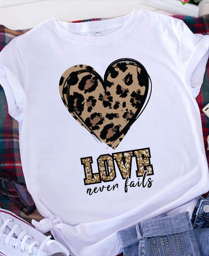 Camiseta informal de manga corta con estampado de corazón para mujer