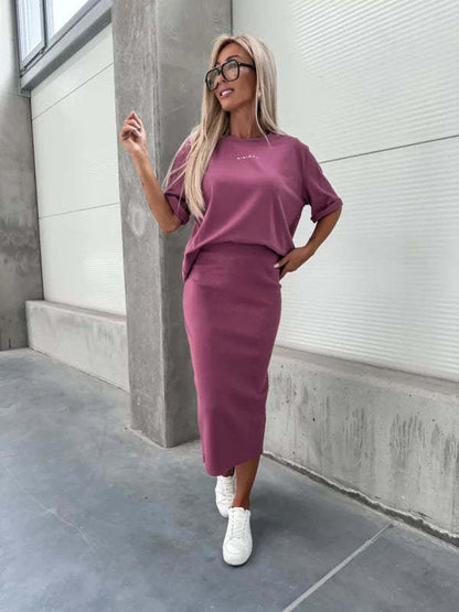 Conjunto de dos piezas formado por top y falda, manga corta, cuello redondo y color liso, informal, a la moda para mujer