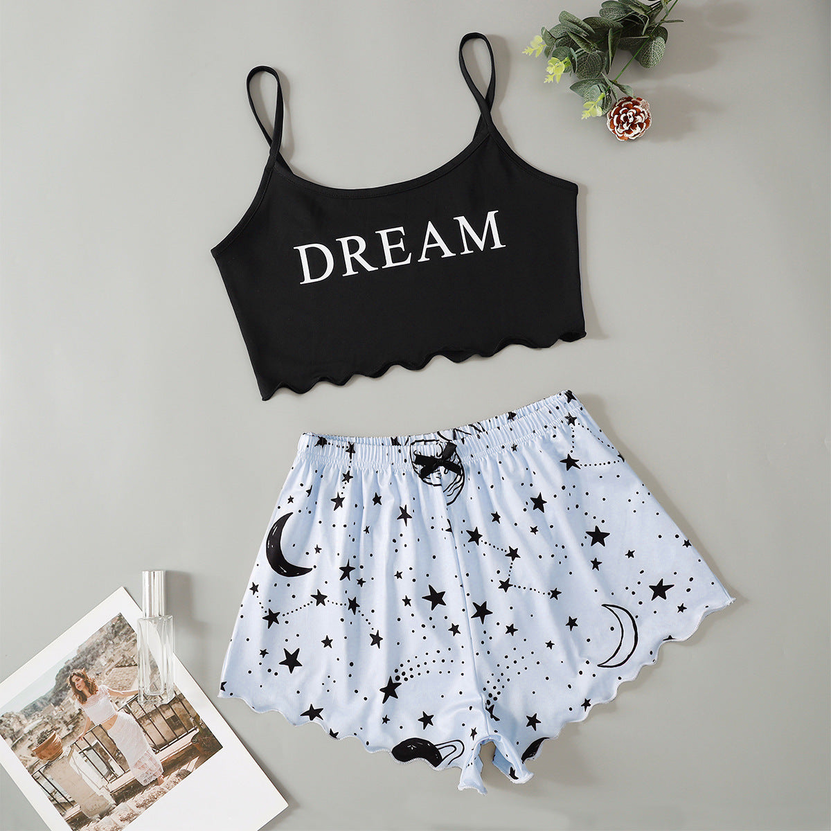 Conjunto de pijama informal atrevido con top corto sin mangas y pantalones cortos para mujer