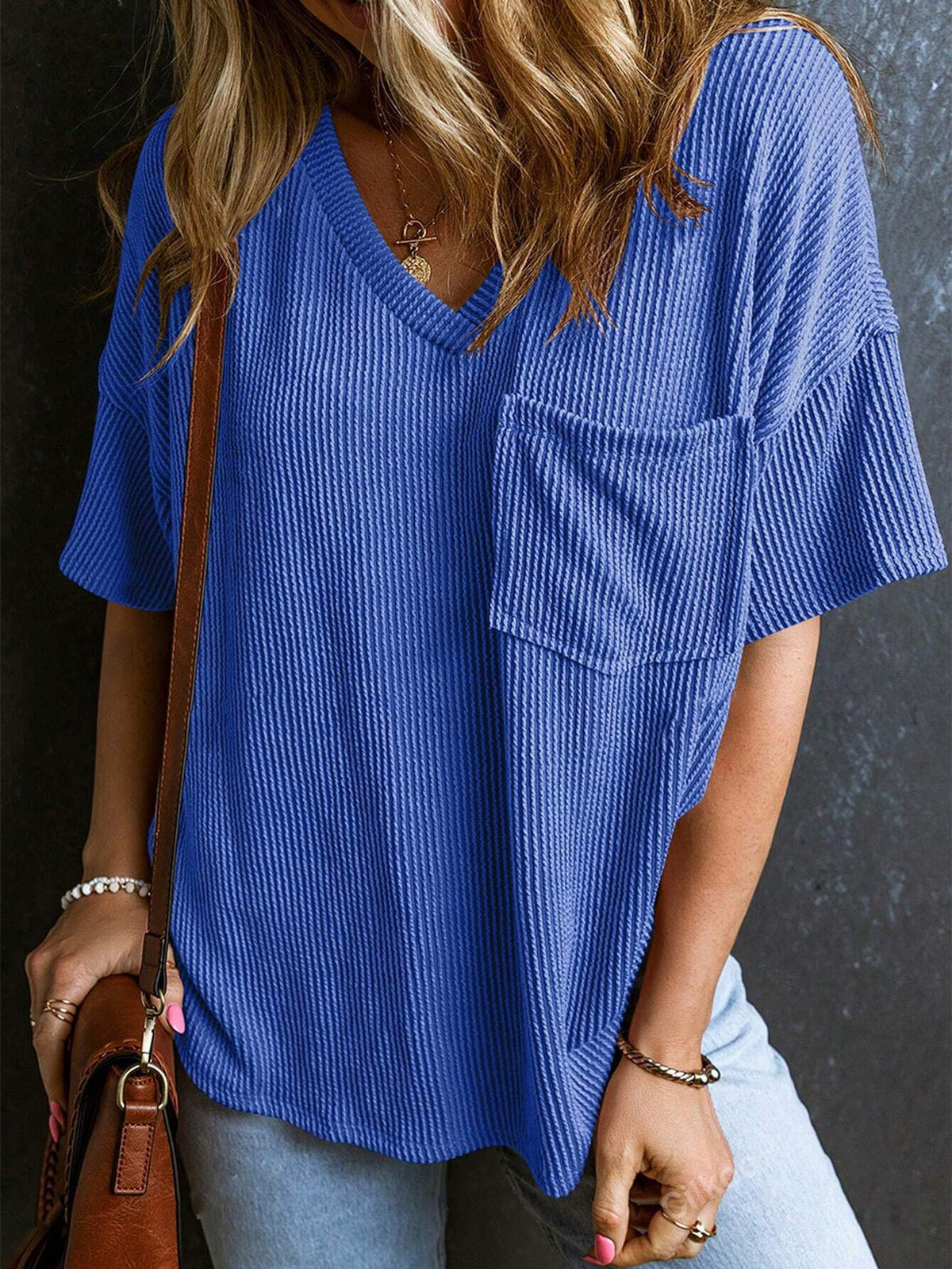 Camiseta informal de manga corta con cuello en V y bolsillo con hilo de color liso para mujer