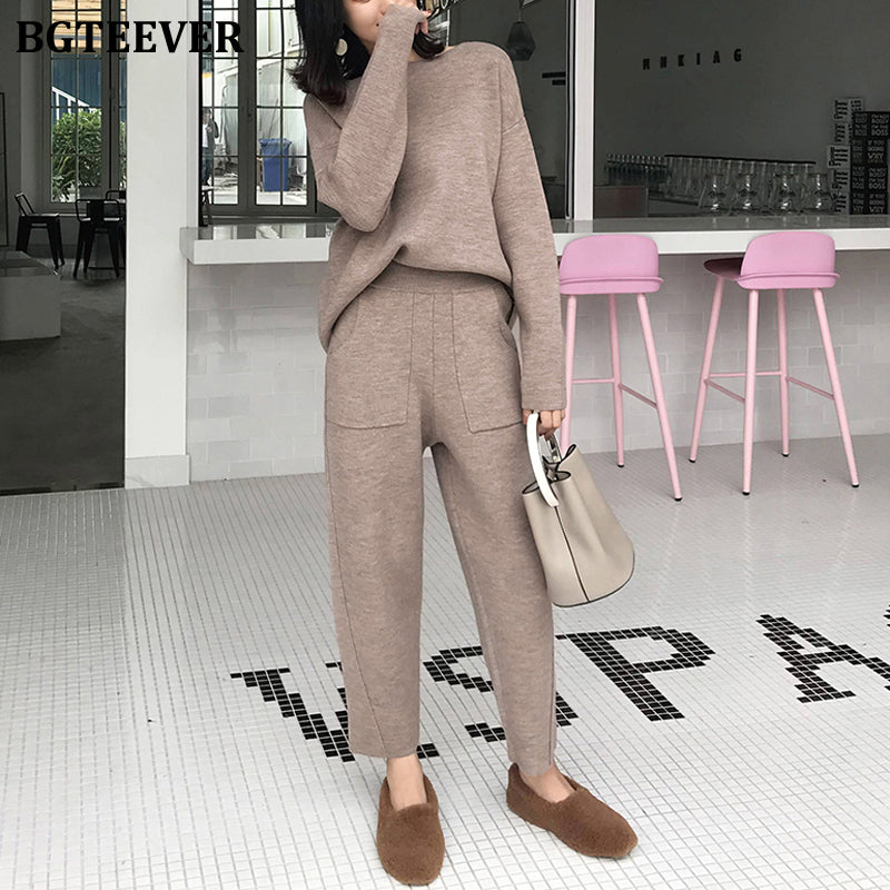 Conjunto de dos piezas de top y pantalón de punto de manga larga con cuello redondo y color liso para mujer